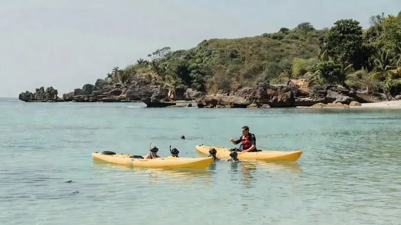 Sea kayak and snorkelers exploring crystal-clear Pacific waters at Ixtapa Island on a kayaking snorkeling tour in Zihuatanejo Mexico